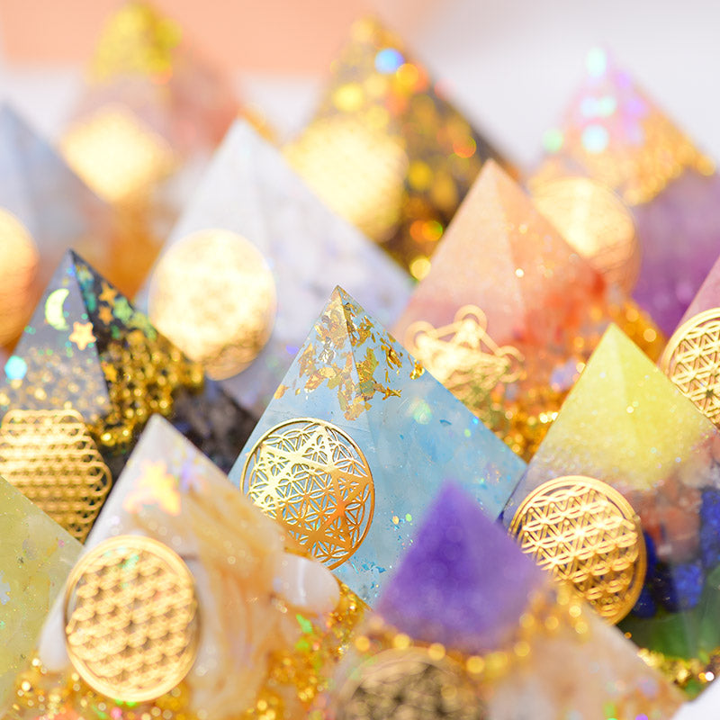 Pyramide d’Harmonisation QALIONA™ – Cristal Décoratif Anti‑Ondes pour Maison & Bureau